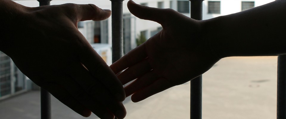 Zwei Personen reichen sich die Hand zum Handschlag.