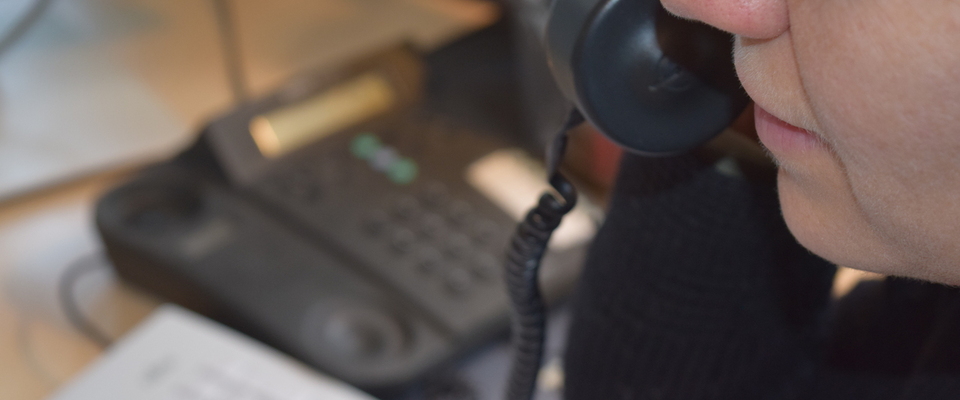 Ein Bediensteter telefoniert
