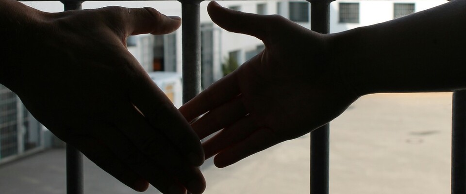 Zwei Personen reichen sich die Hand zum Handschlag.