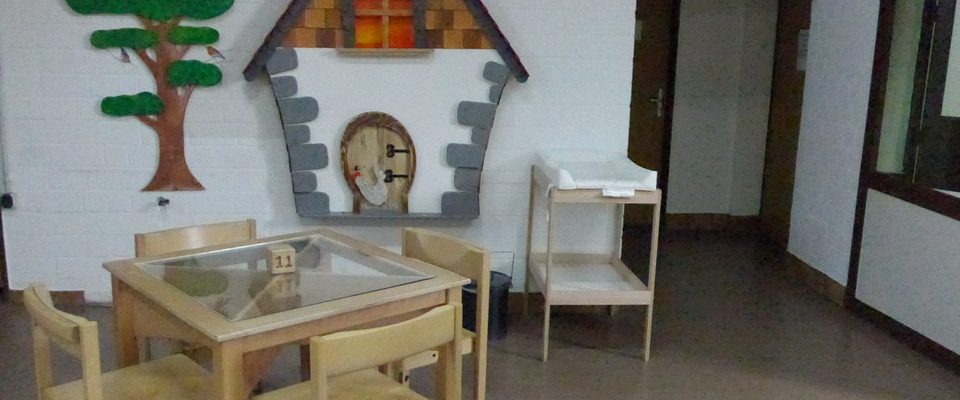 Ein Besuchertisch im Gemeinschaftsbesuchsraum