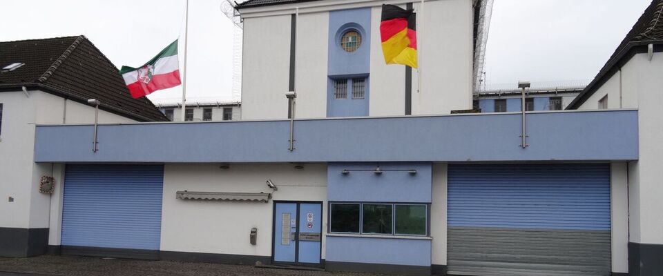 Die Aussenpforte der JVA Essen inkl. Beflaggung